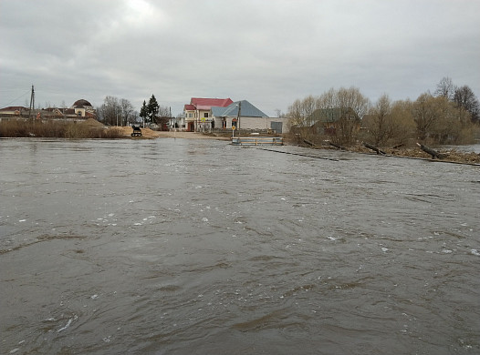 В Холуе под воду уходят приусадебные участки 