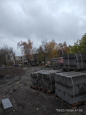 Из-за ремонта дороги в Иванове в школу и детский сад приходится идти по раскуроченным тротуарам