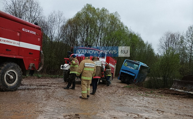 Застрявший в Ильинском районе автобус с паломниками вытаскивали при помощи трех единиц техники