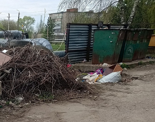 Жители Заволжска жалуются на кучу мусора, лежащую уже третий год