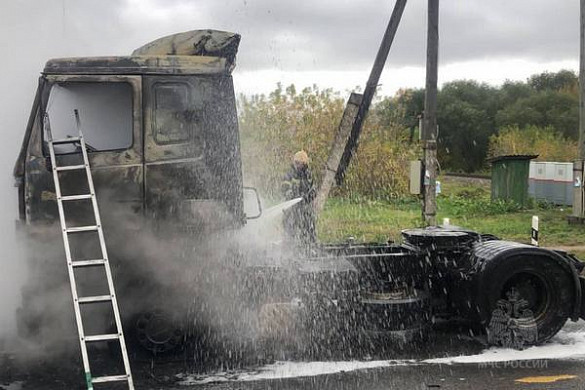 В Иванове около железнодорожного переезда загорелся грузовик