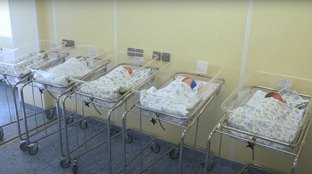 Рожать первенцев в регионе стали чаще