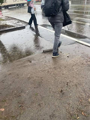 Инвалидам и молодым мама трудно перейти дорогу на ул. Громобоя