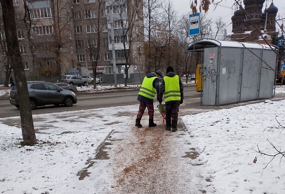  В Иванове бригады вышли на посыпку тротуаров 