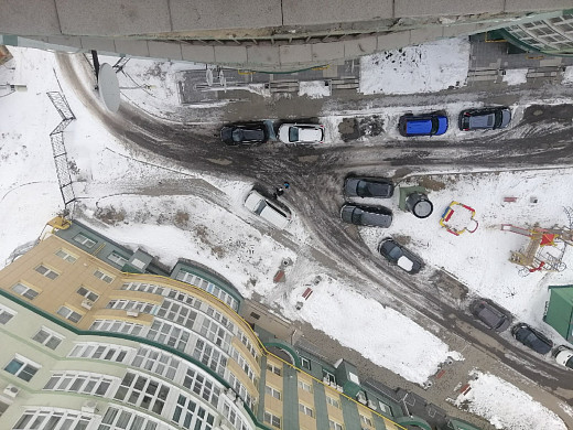 В Иванове женщина выпала из окна высотки на припаркованный автомобиль