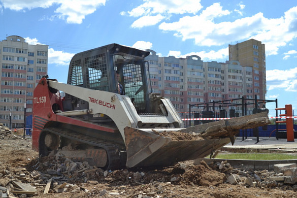 В Московском микрорайоне приступили к замене террасной доски 