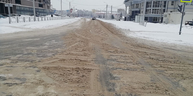 Дорога в центре Иванова завалена снегом и брошена 