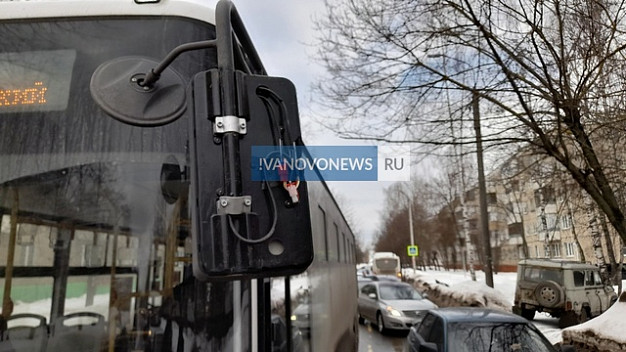 В Иванове на зауженной из-за неубранного снега дороге столкнулись автобусы