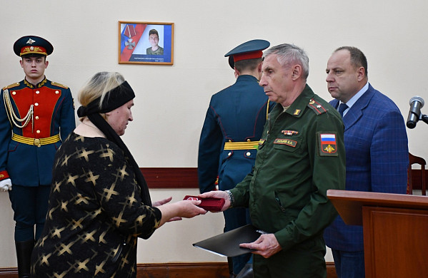 В Шуе матери погибшего на СВО бойца вручили орден Мужества