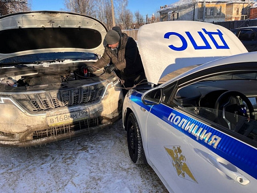 Сотрудники ДПС помогают туристам фестиваля «Русское Рождество» даже «прикуривать»