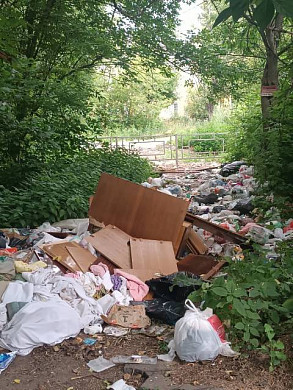 Жители дома на ул. 1-я Полевая караулят нерадивых соседей под окнами