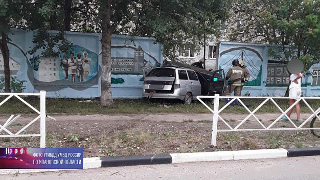  В Ивановской области водитель ВАЗа снес бетонный забор 