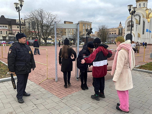 Почти 300 правоохранителей работают на праздничных мероприятиях в регионе