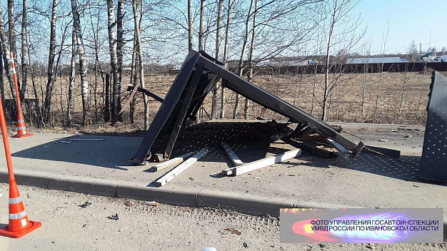 В Ивановском районе водитель сбил остановку и въехал в дерево