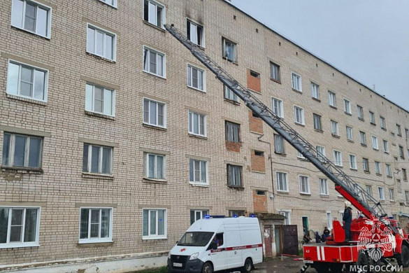 Пожарные в Старой Вичуге спасли мужчину из горящей квартиры