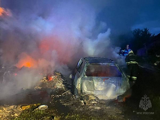 В Ивановском районе прошлой ночью сгорели дом, двор и автомобиль