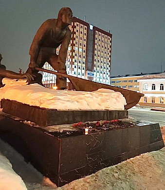 Ивановцы простились с Алексеем Навальным* на площади Революции