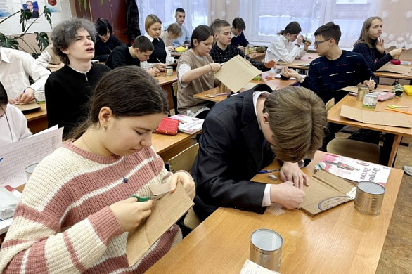 Ивановские школьники изготавливают окопные свечи