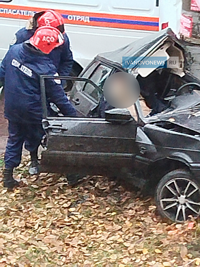 В Иванове водитель ВАЗа врезался в столб и погиб