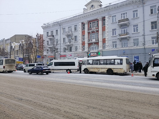  В центре Иванова на остановке столкнулись два автобуса 