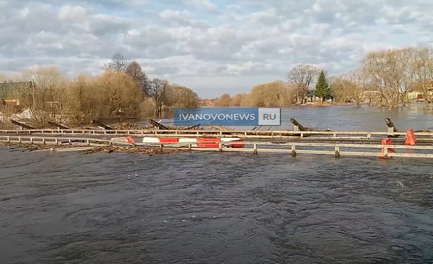 Затопленный в Холуе мост освободился от воды
