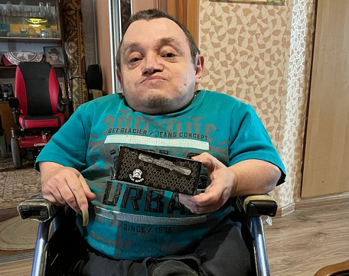 Кинешемский инвалид-колясочник подарил десантникам коллиматорный прицел