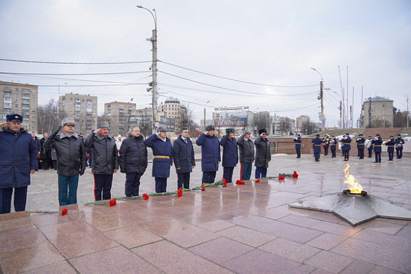 В Иванове в День защитника Отечества возложили цветы к мемориалу Героям фронта и тыла