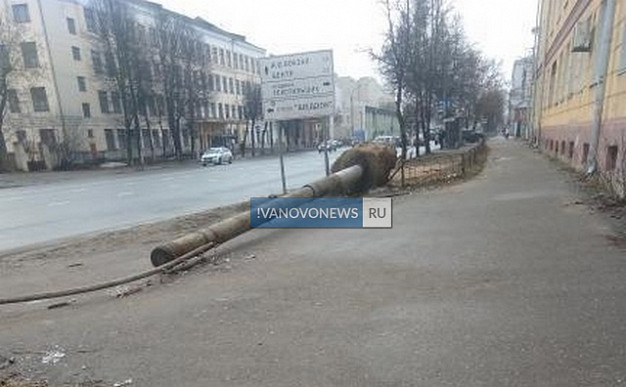 На проспекте Ленина в Иванове вот уже полгода валяется огромный столб