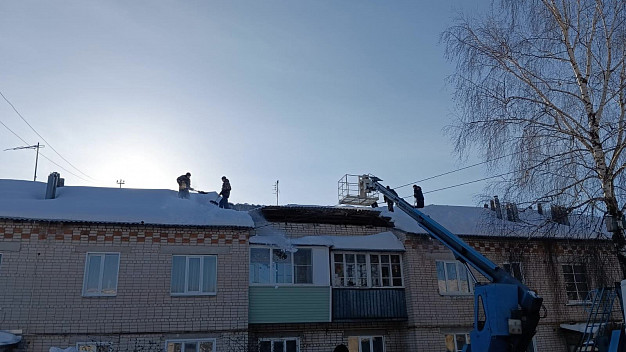 С крыши дома в Гав-Посаде, где обрушилась, кровля счищают снег