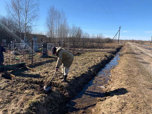 Глава Вичуги вновь приехал на кладбище проконтролировать работы по отводу воды