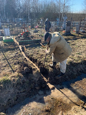 Глава Вичуги вновь приехал на кладбище проконтролировать работы по отводу воды
