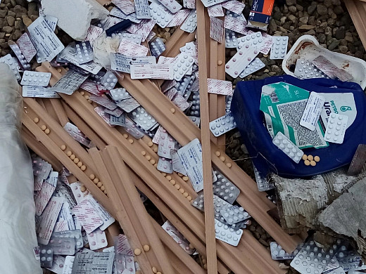 В Кохме на помойку выкинули гору таблеток и шприцев