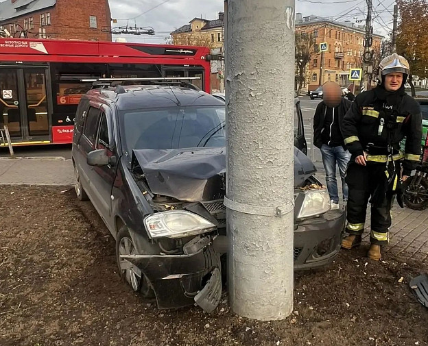 В Иванове «Лада» въехала в столб
